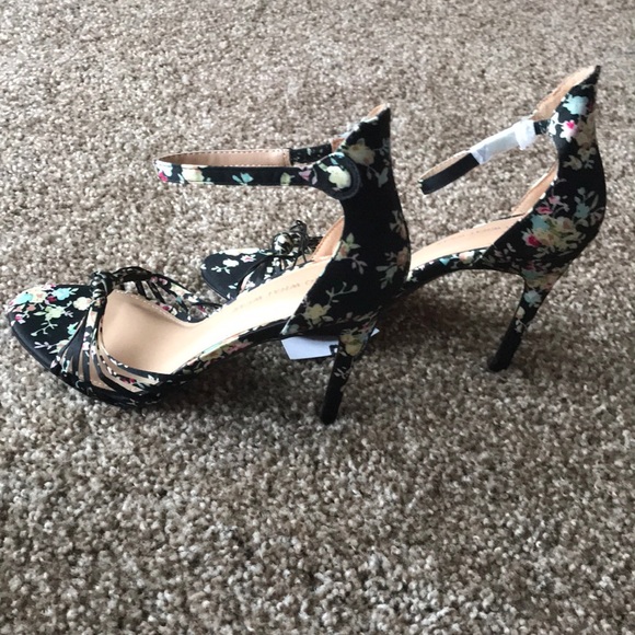 NWT Floral strappy heels, Sz 6.5. - Picture 7 of 7